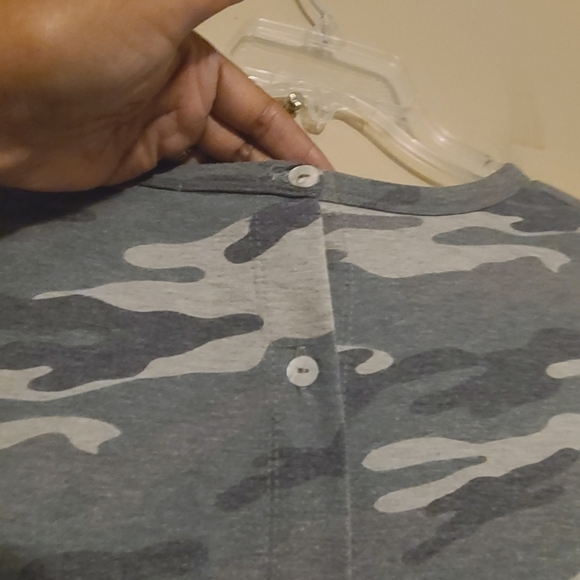 Coin 1804 Los Angeles | Women's Camo Print High Low Blouse (Size XL) - Picture 6 of 9